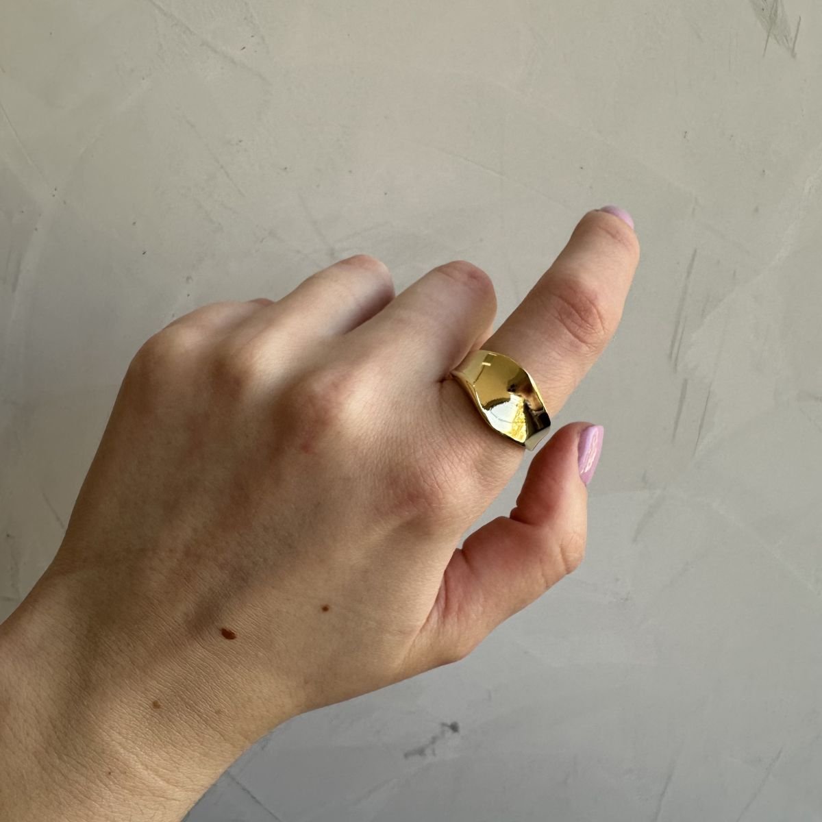 Anel ondulado folheado a ouro 18k