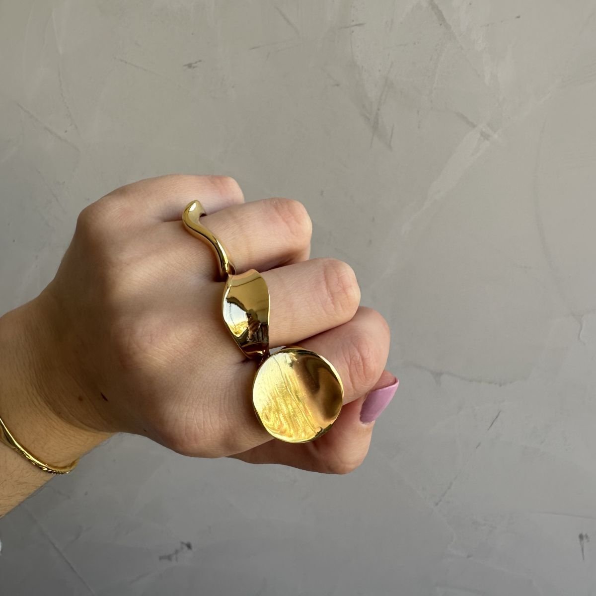 Anel ondulado folheado a ouro 18k