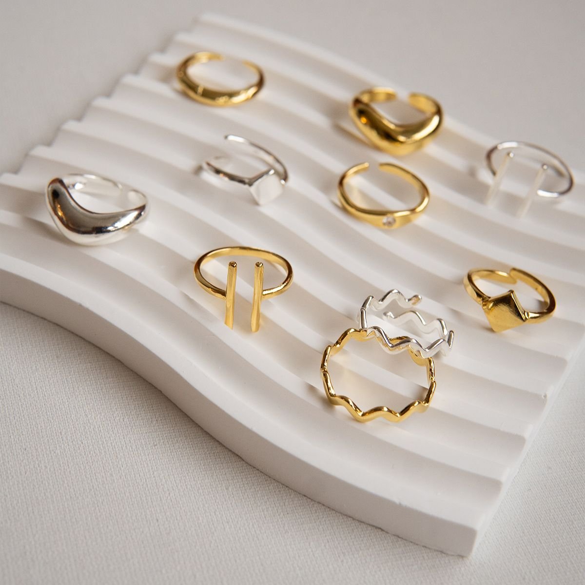 Anel solitário com zircônia embutida regulável folheado a ouro 18k