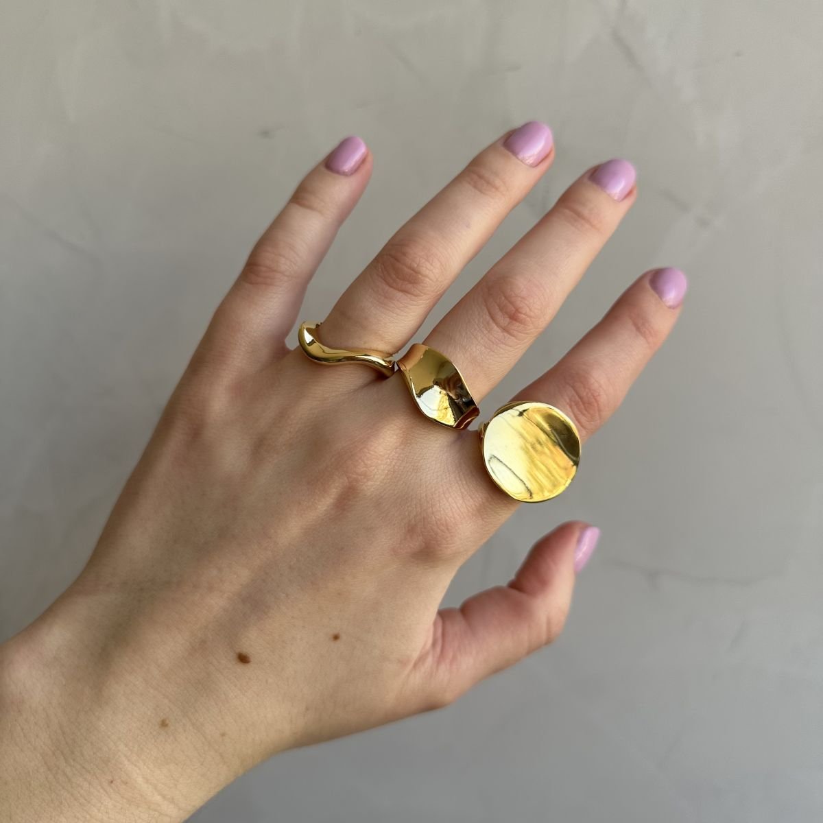 Anel torcido regulável folheado a ouro 18k