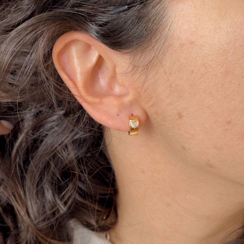 Argola com coração em zircônia folheado a ouro 18k