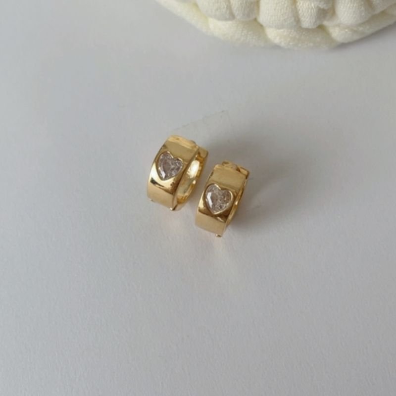Argola com coração em zircônia folheado a ouro 18k