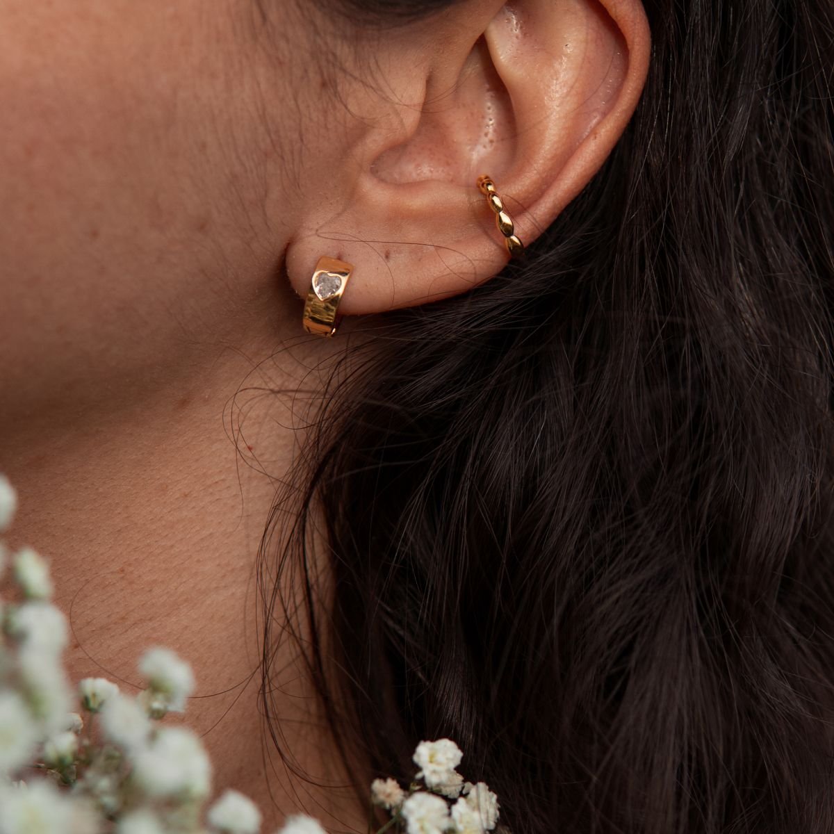 Argola com coração em zircônia folheado a ouro 18k