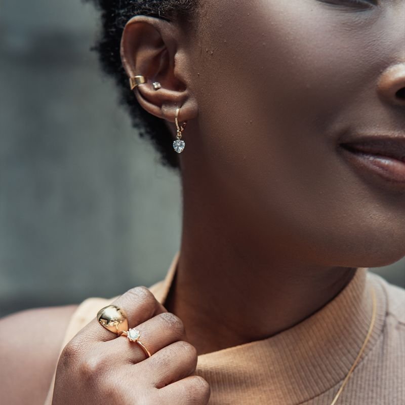 Argola com pingente de coração em zircônia folheada a ouro 18k