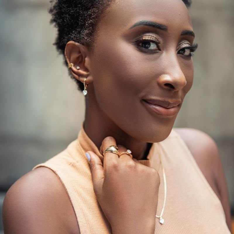 Argola com pingente de coração em zircônia folheada a ouro 18k