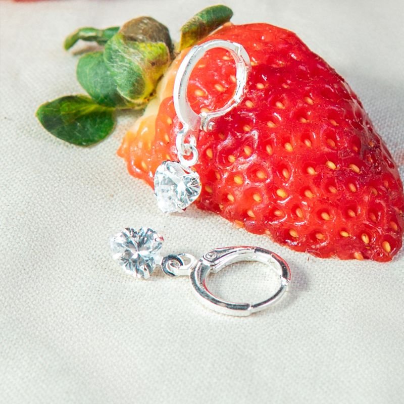 Argola com pingente de coração em zircônia folheada a prata