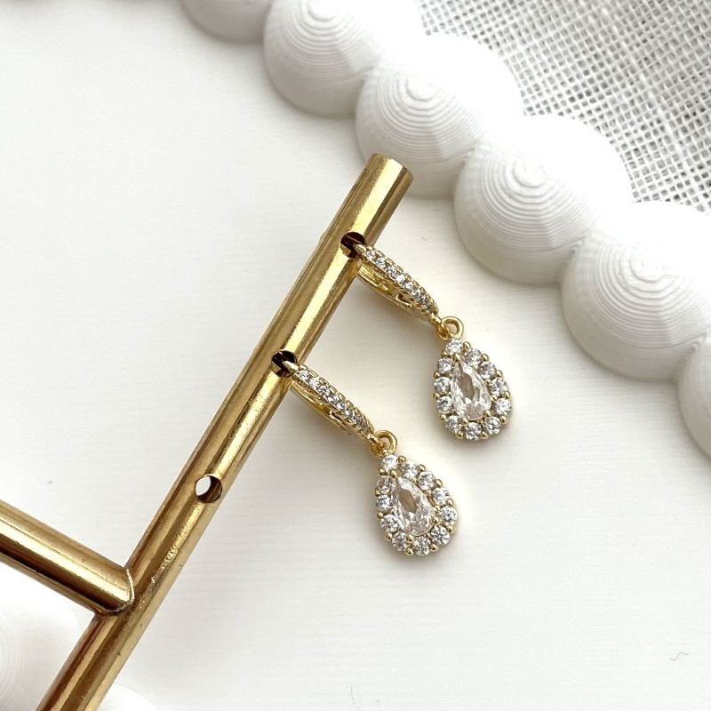 Argola com pingente em gota cravejada em zircônia folheada a ouro 18k