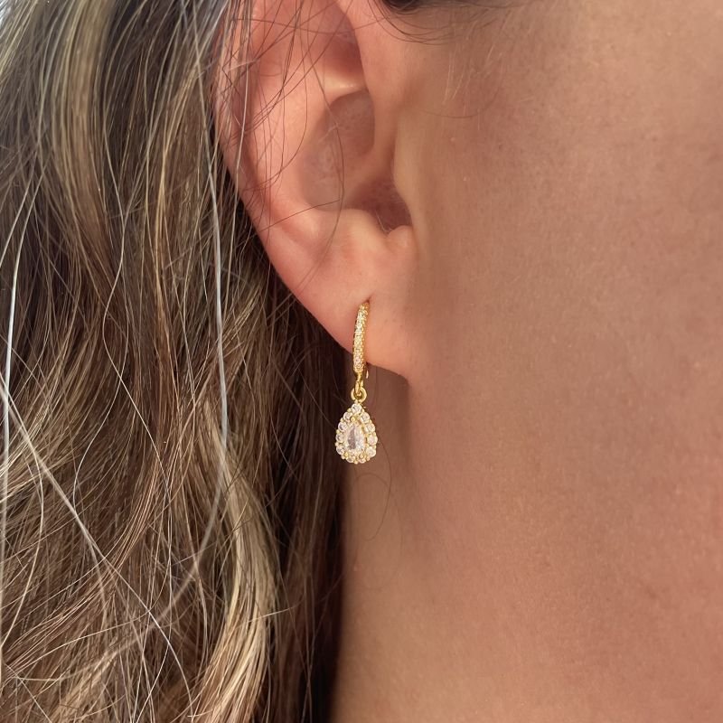 Argola com pingente em gota cravejada em zircônia folheada a ouro 18k