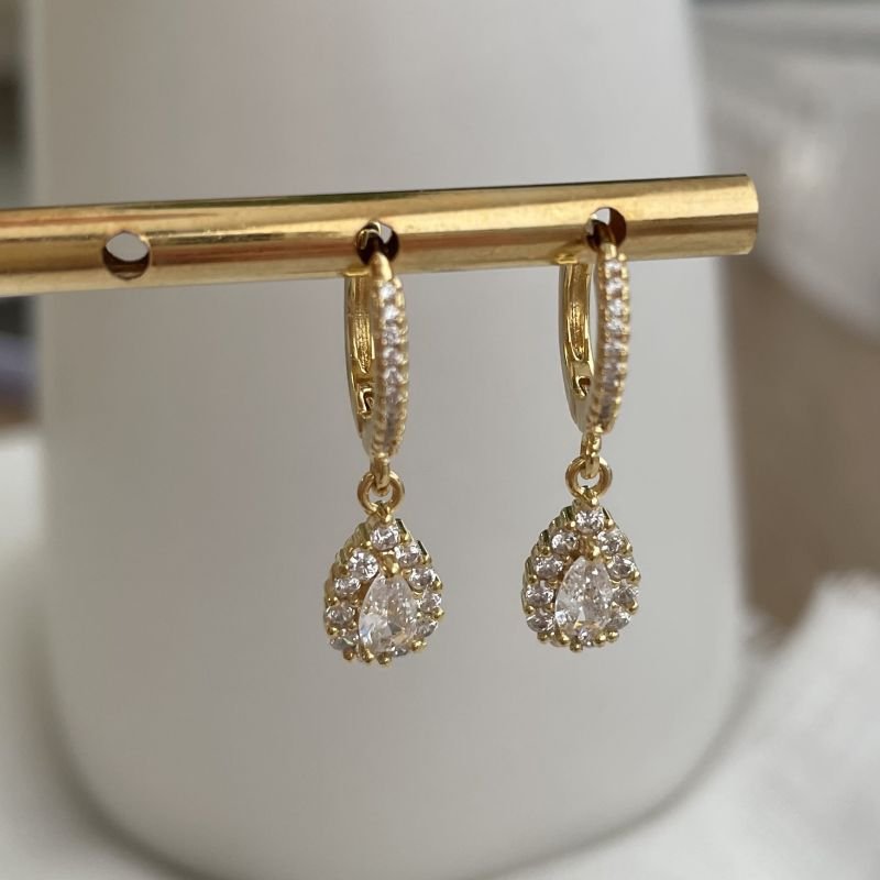 Argola com pingente em gota cravejada em zircônia folheada a ouro 18k