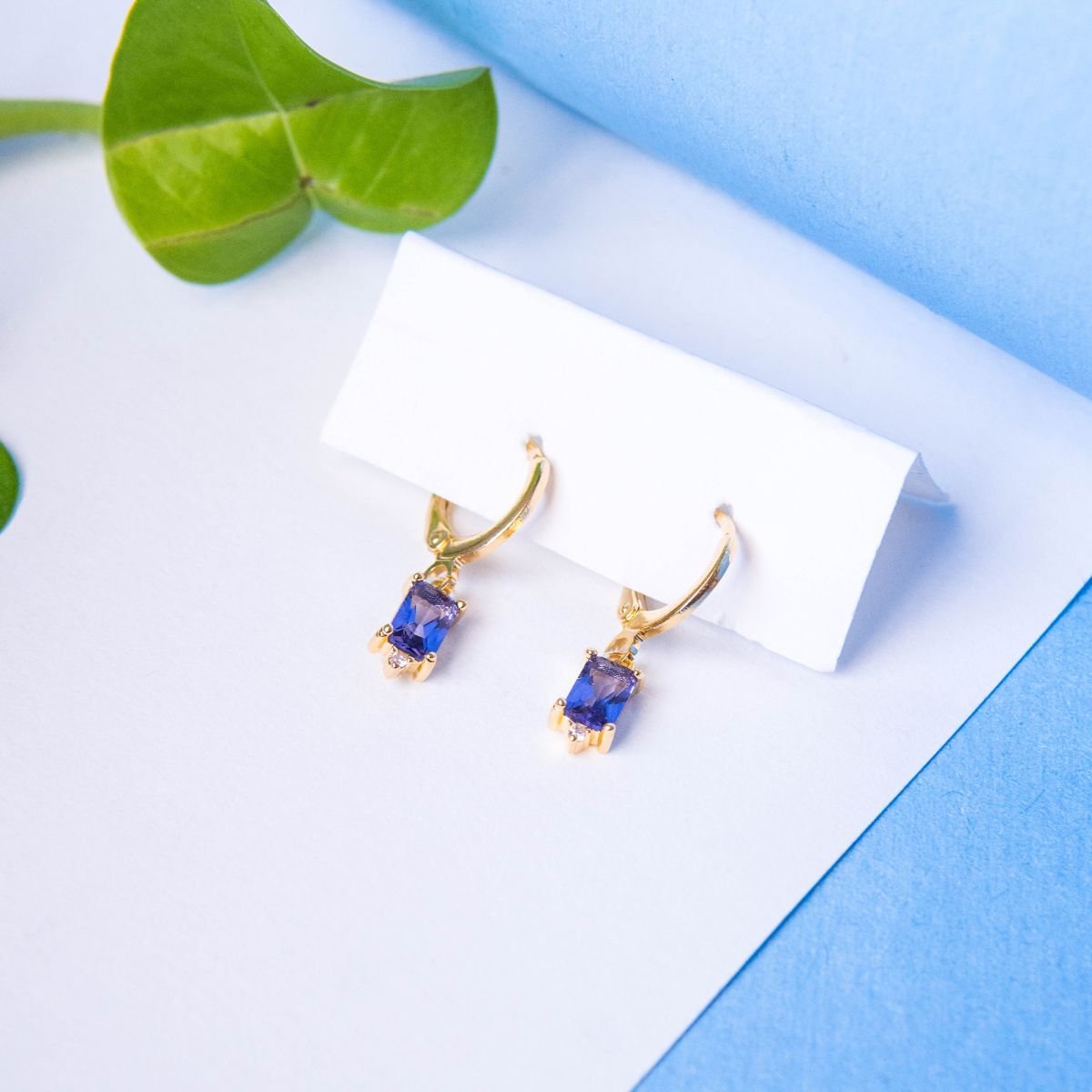 Argola com zircônia lavanda com detalhe de zircônia branca folheada ouro 18k (Carol Pedrotti)
