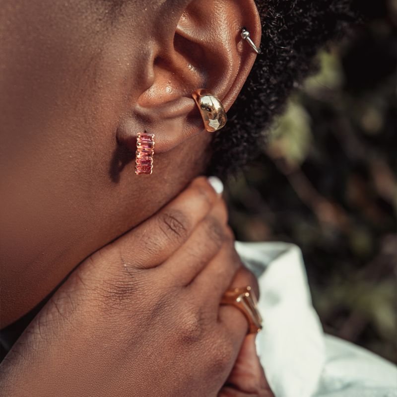 Argola com zircônias em corte navete de cor rosa folheada a ouro 18k