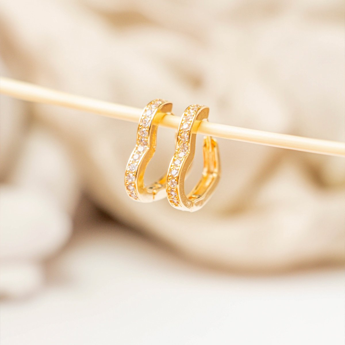 Argola coração grande com zircônias brancas folheada a ouro 18k