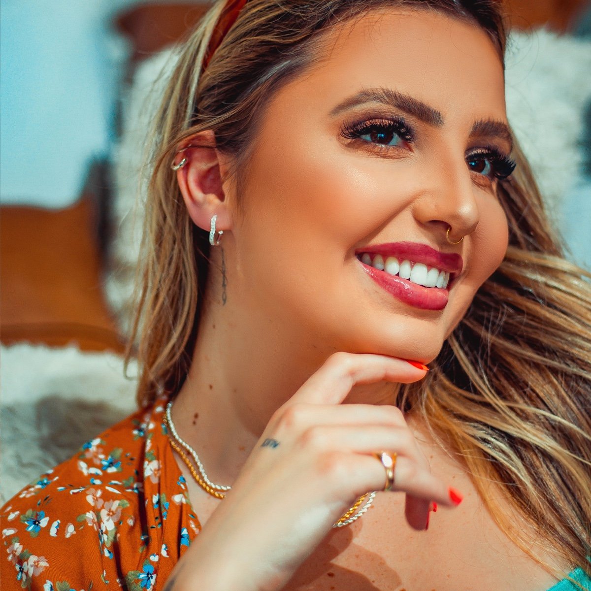 Argola coração grande com zircônias brancas folheada a prata