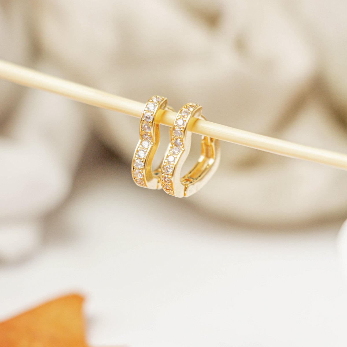 Argola coração média com zircônias brancas folheada a ouro 18k