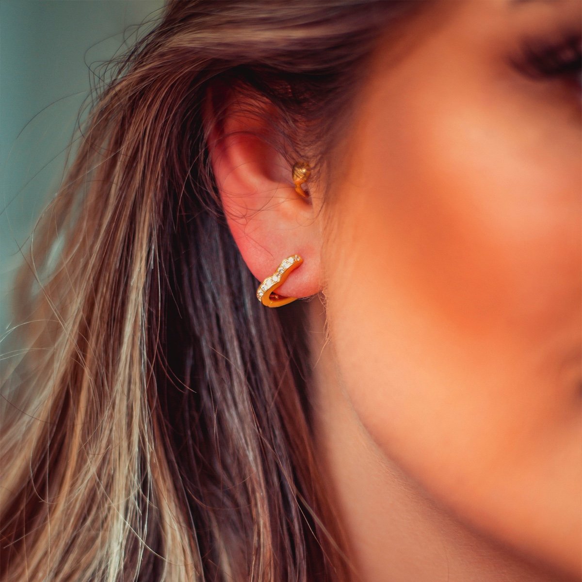 Argola coração média com zircônias brancas folheada a ouro 18k