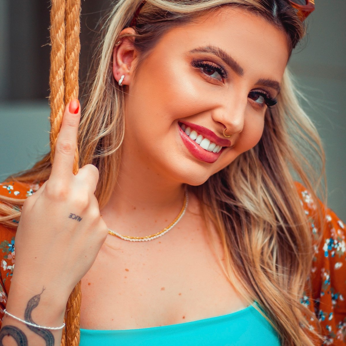Argola coração pequena com zircônias brancas folheada a prata