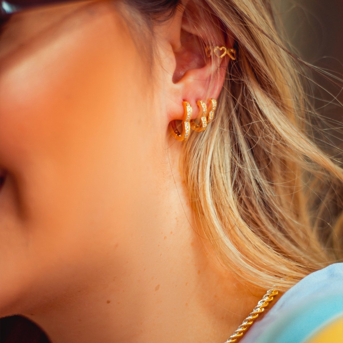 Argola coração pequena com zircônias brancas folheado a ouro 18k