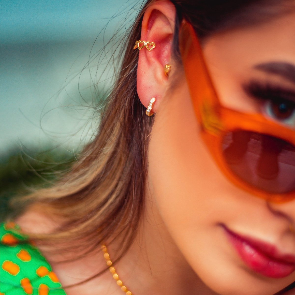 Argola coração pequena com zircônias brancas folheado a ouro 18k