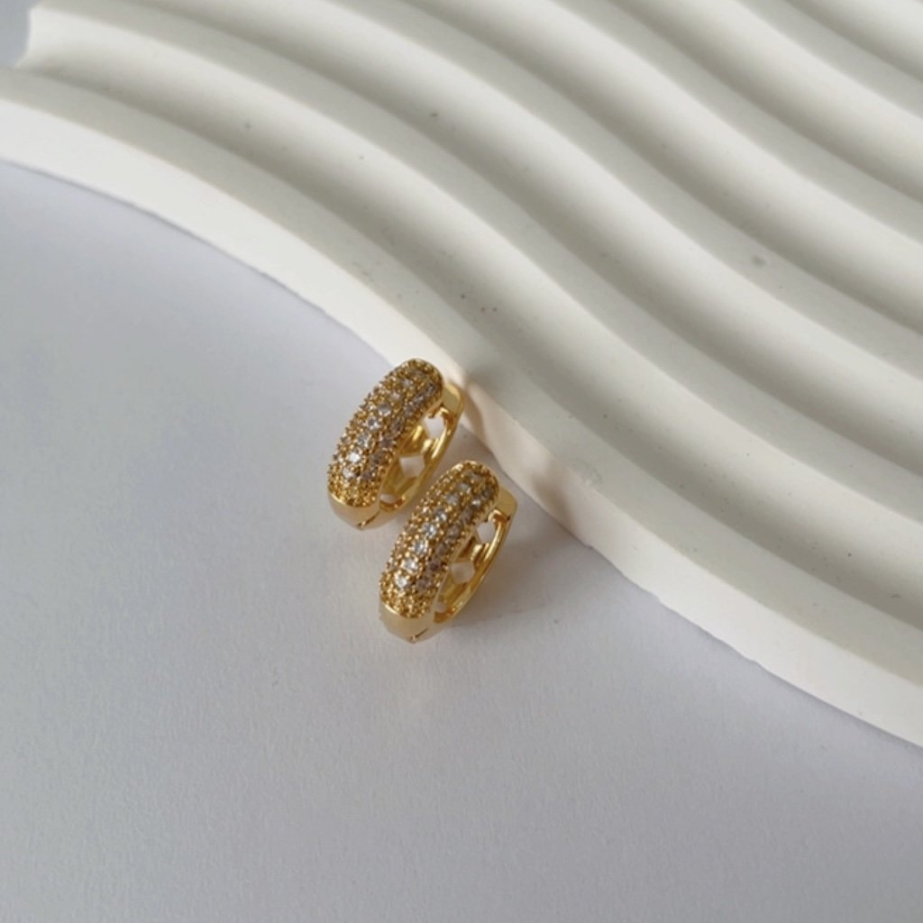 Argola cravejada folheada a ouro 18k