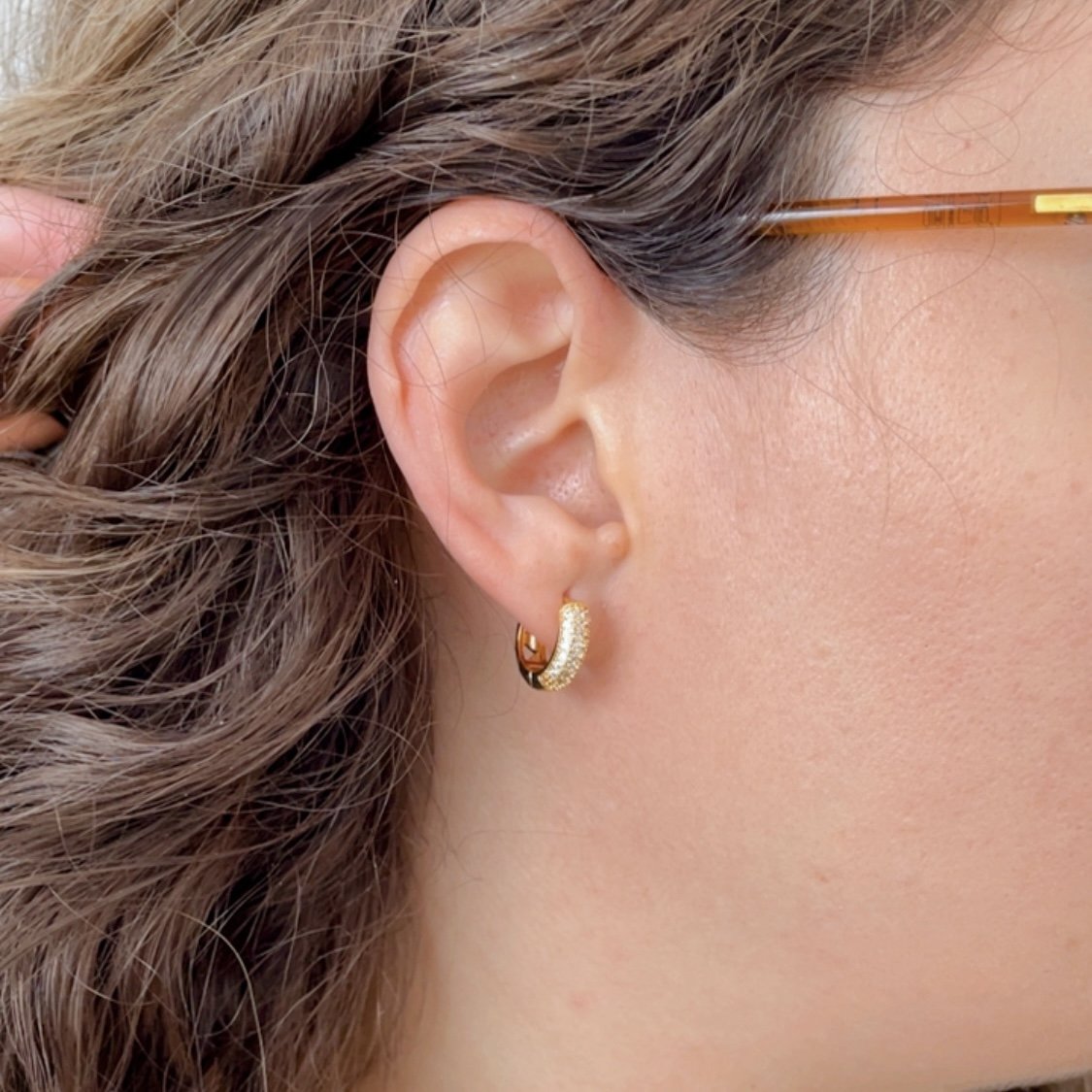 Argola cravejada folheada a ouro 18k