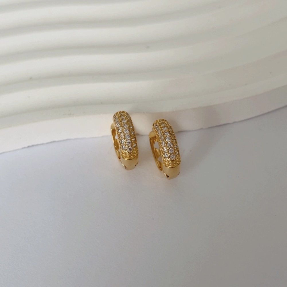 Argola cravejada folheada a ouro 18k