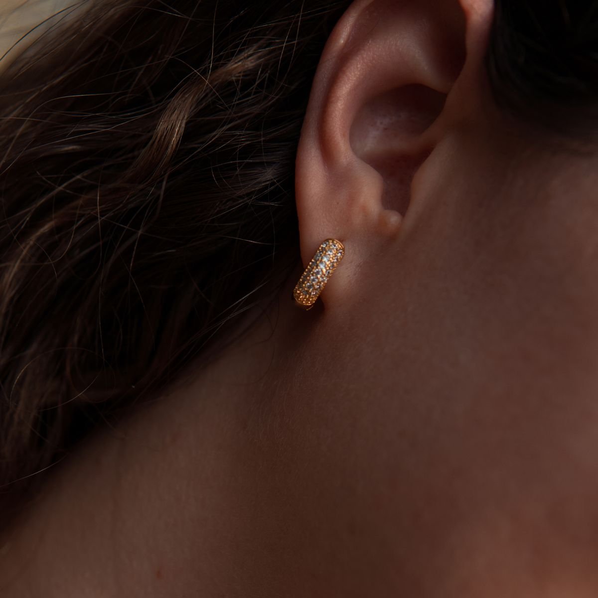 Argola cravejada folheada a ouro 18k