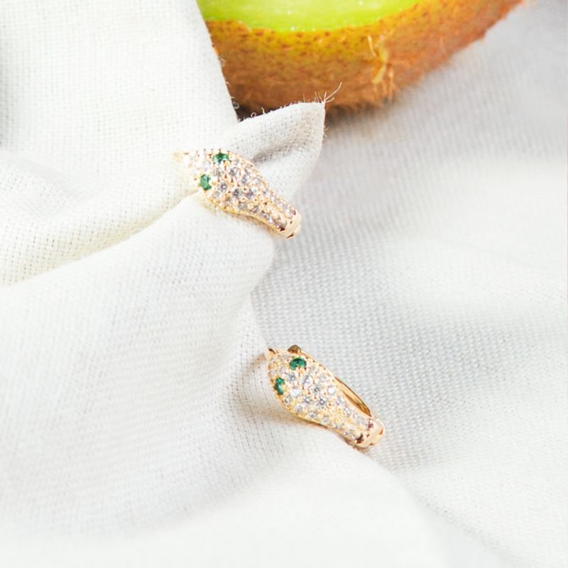 Argola de cobra cravejada em zircônia folheada a ouro 18k