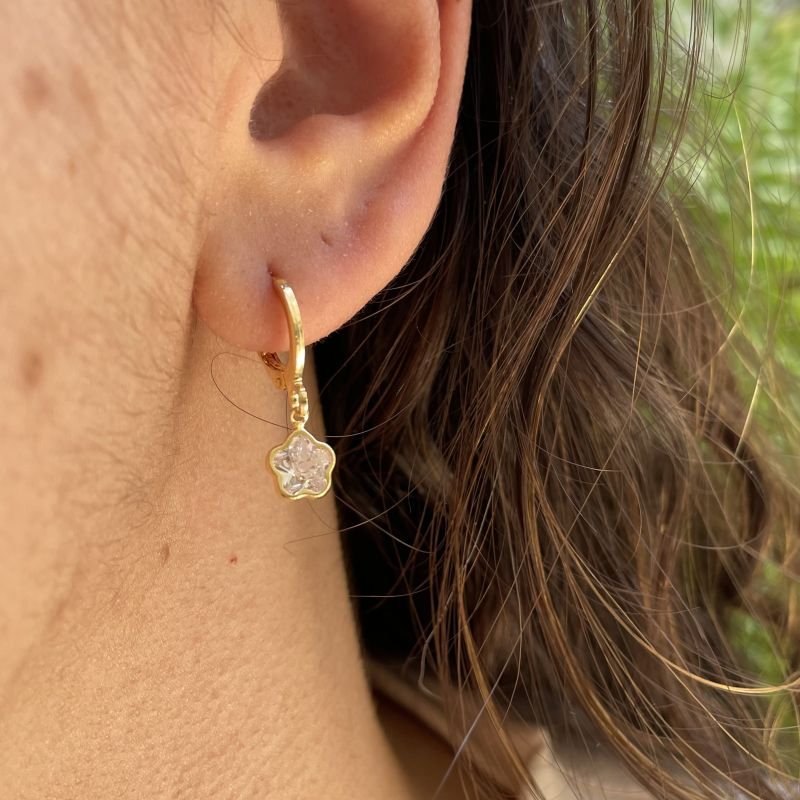 Argola de flor em zircônia com contorno liso folheado a ouro 18k