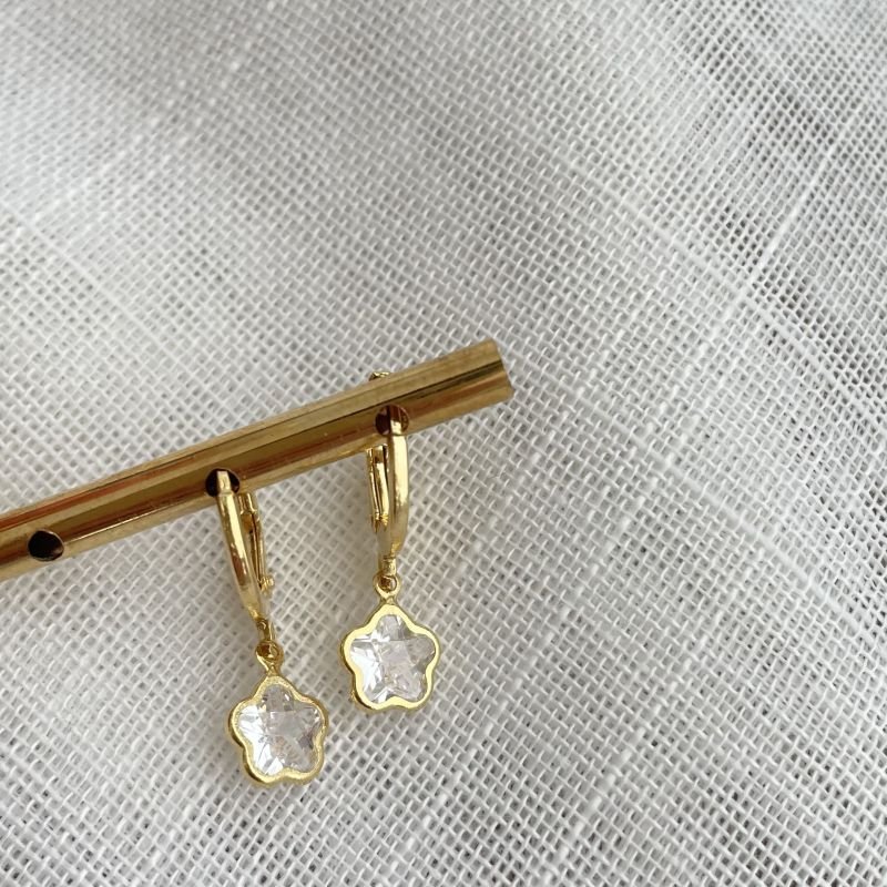 Argola de flor em zircônia com contorno liso folheado a ouro 18k