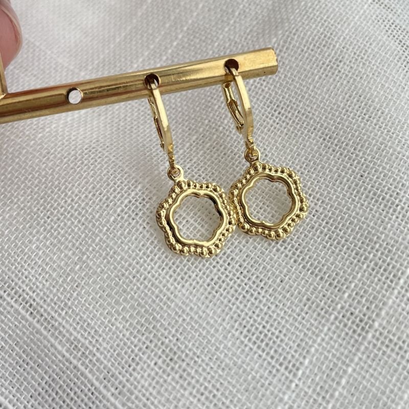 Argola de flor vazada com contorno em esferas folheado a ouro 18k