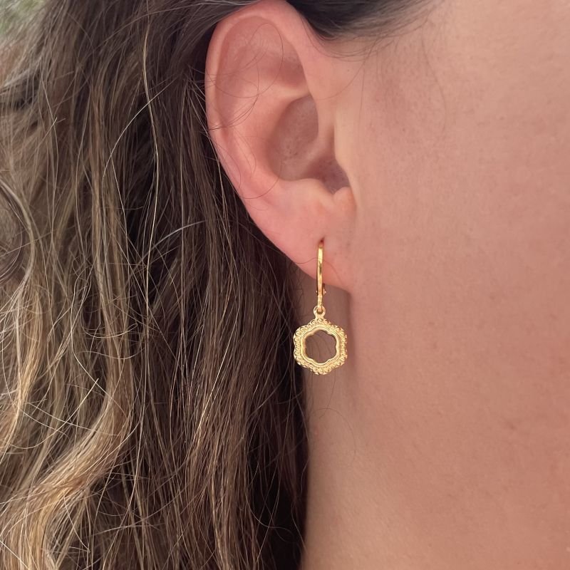 Argola de flor vazada com contorno em esferas folheado a ouro 18k