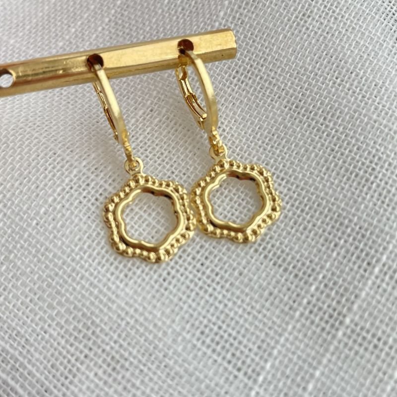 Argola de flor vazada com contorno em esferas folheado a ouro 18k