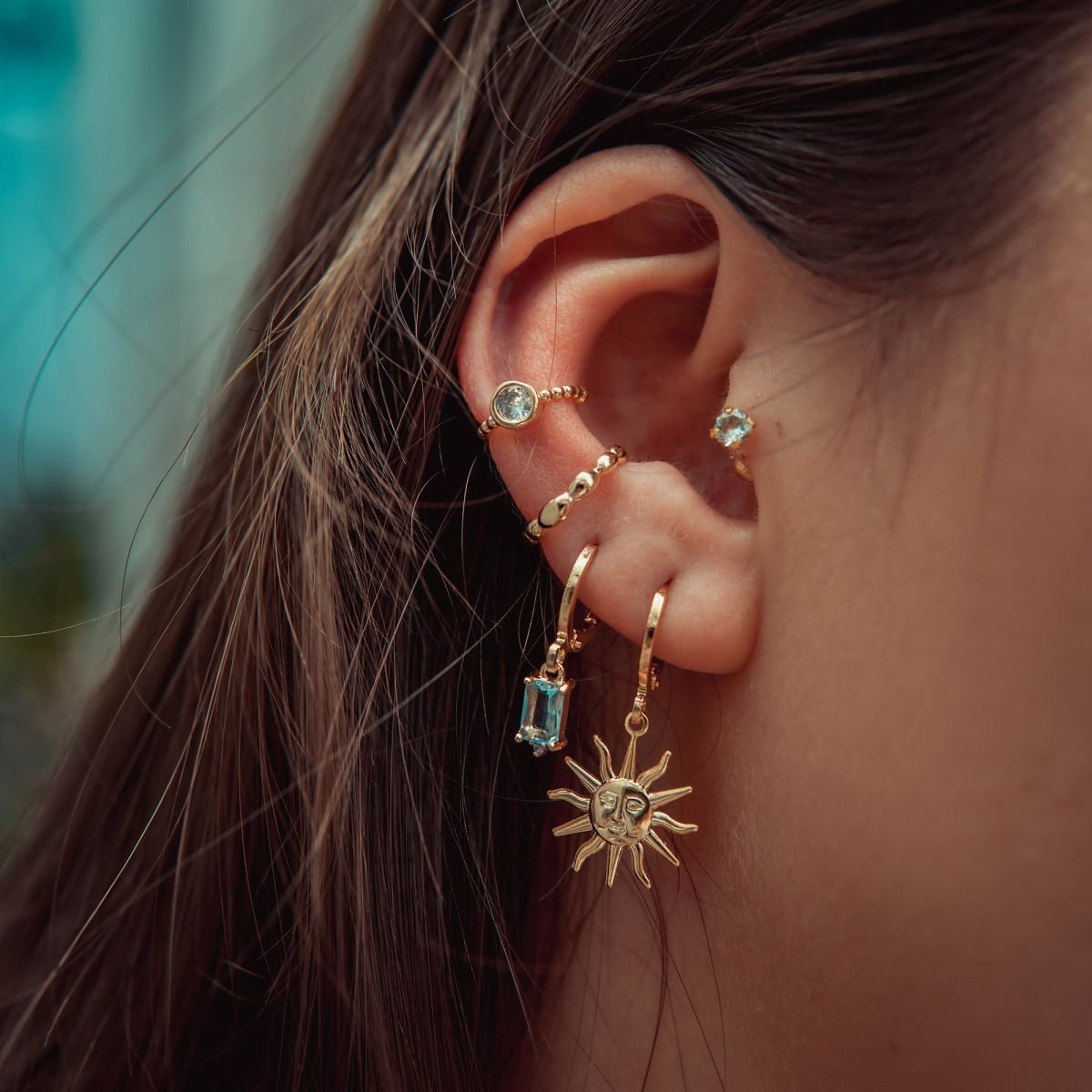 Argola de zircônia azul com detalhe em zircônia branca folheada a ouro 18k