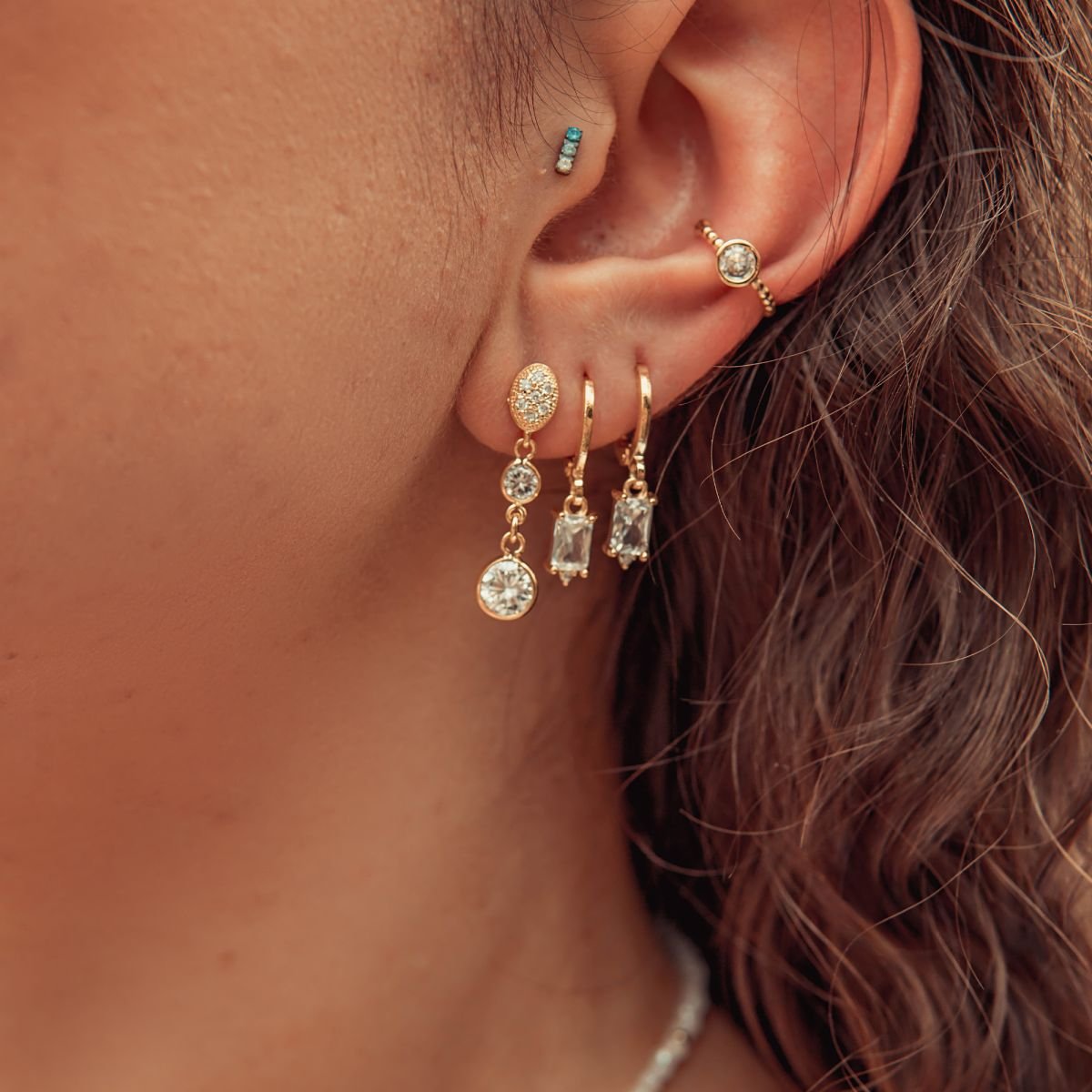 Argola de zircônia azul com detalhe em zircônia branca folheada a ouro 18k