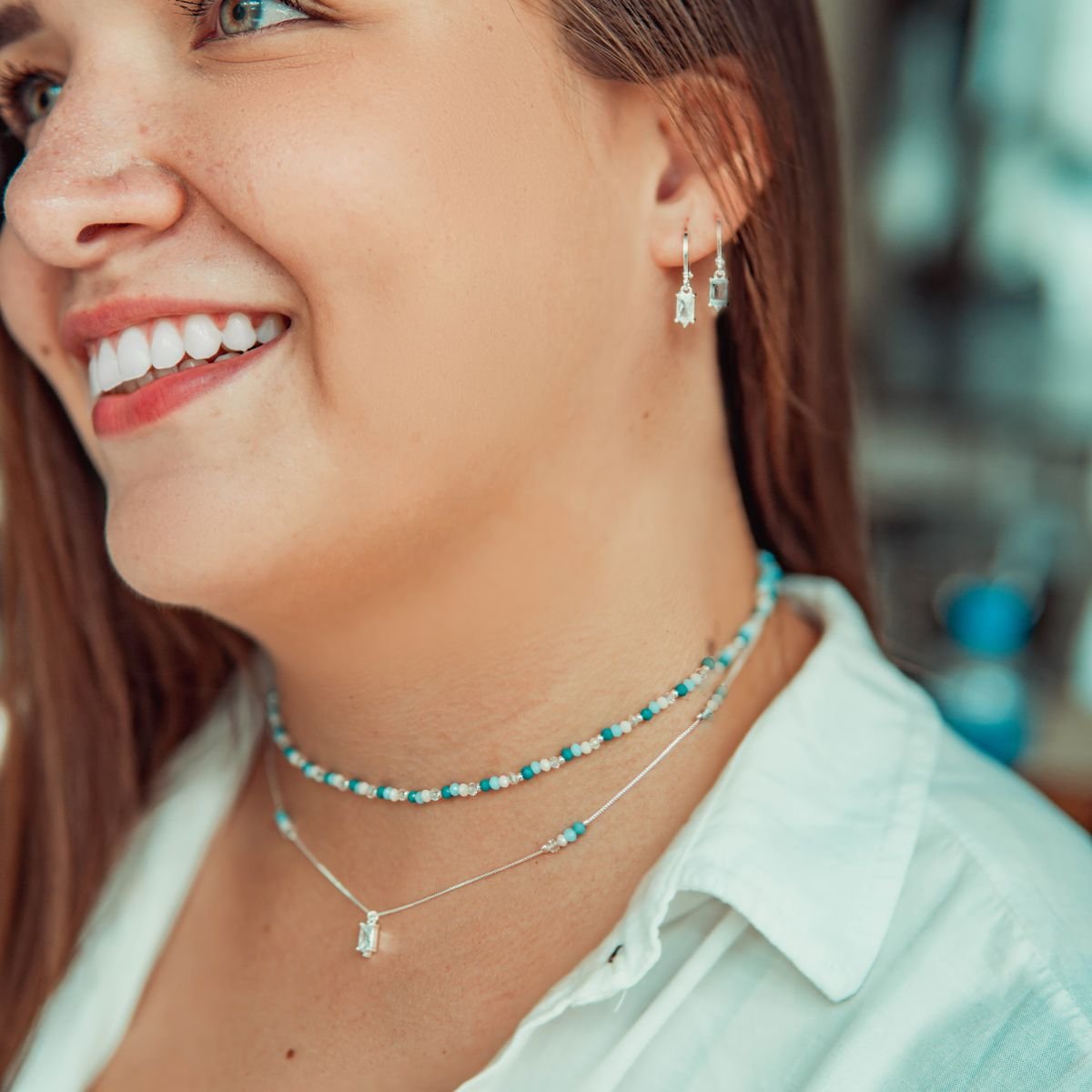 Argola de zircônia azul com detalhe em zircônia branca folheada a prata