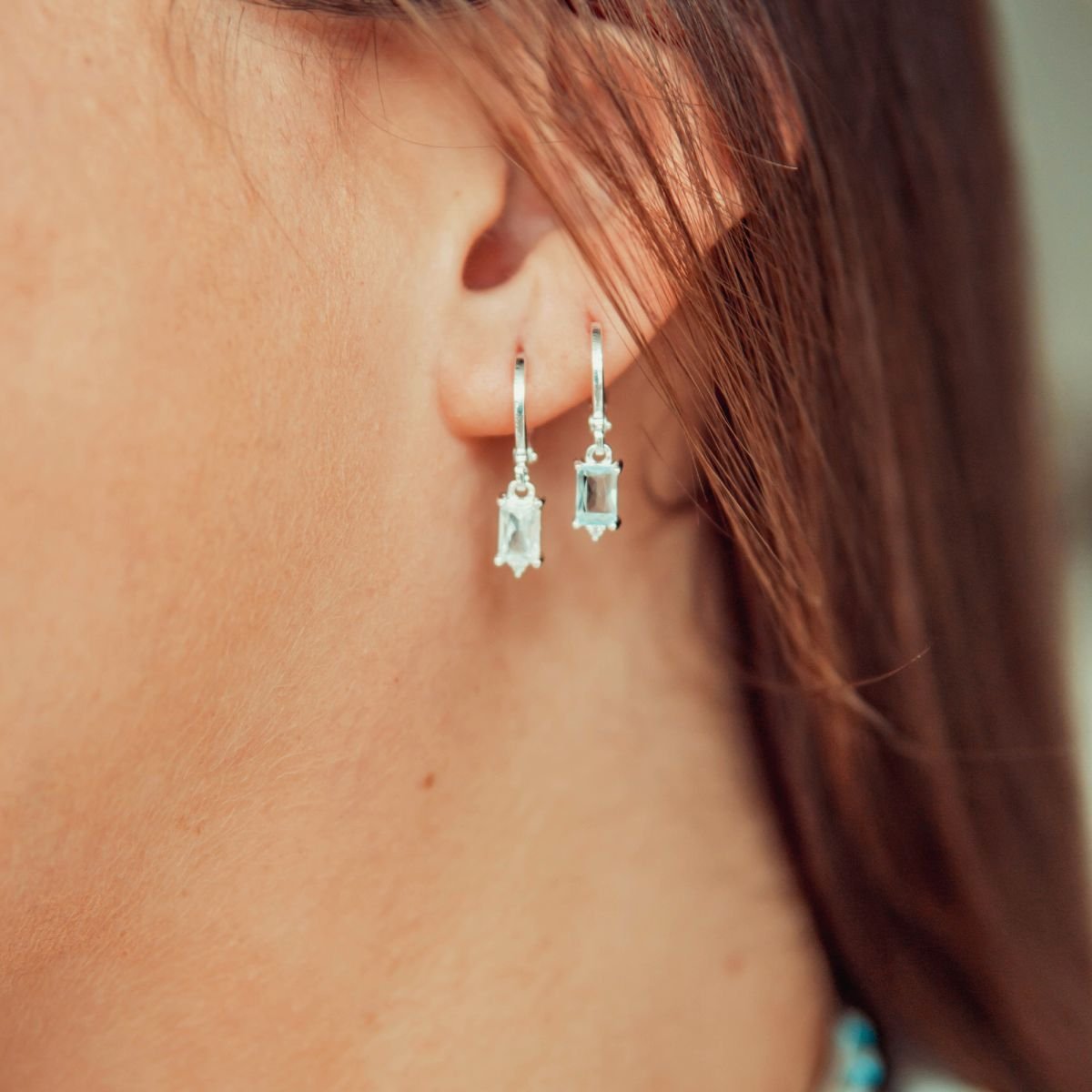 Argola de zircônia azul com detalhe em zircônia branca folheada a prata