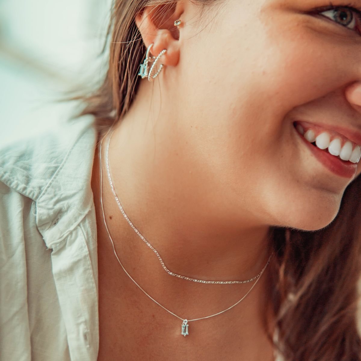 Argola de zircônia azul com detalhe em zircônia branca folheada a prata