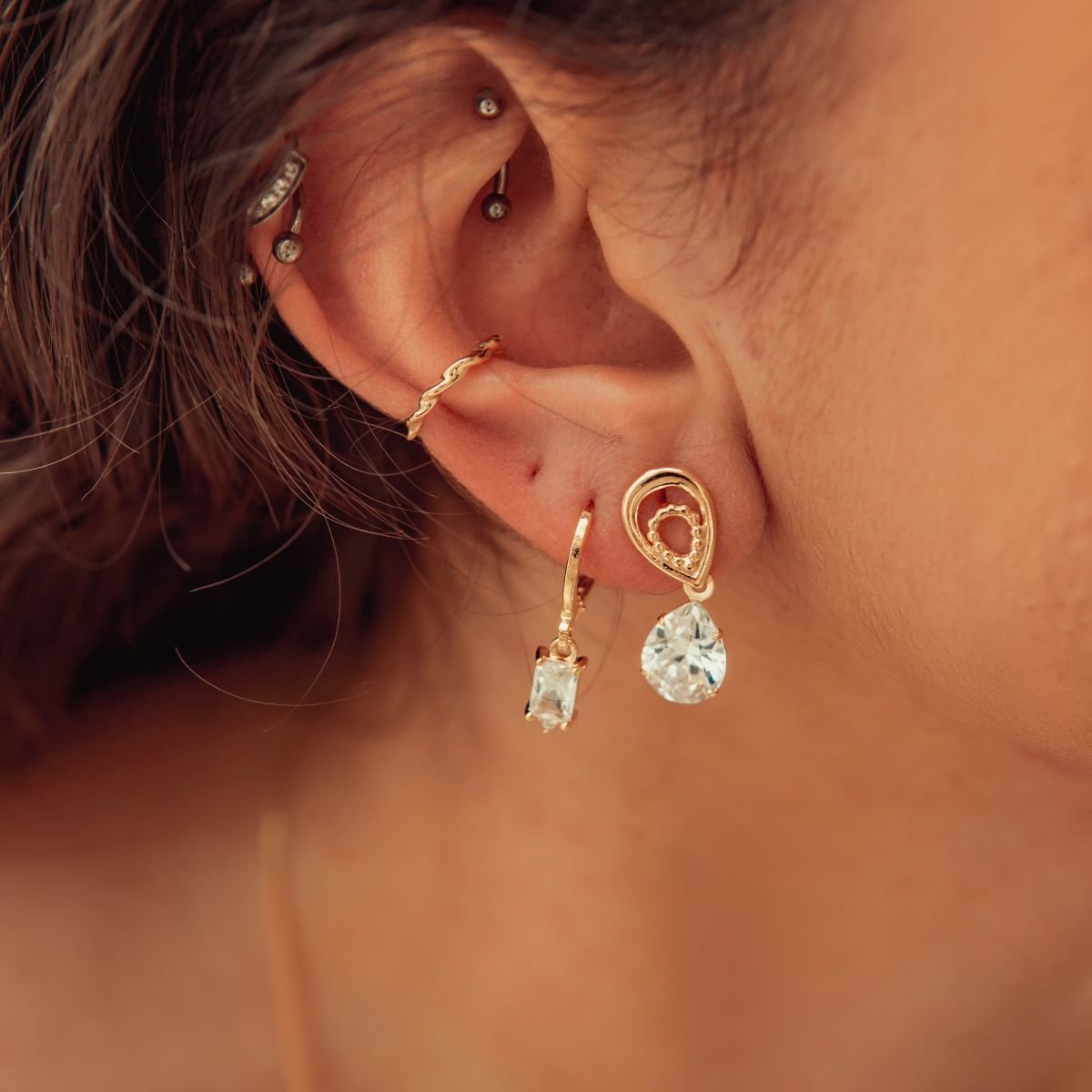 Argola de zircônia transparente com detalhe em zircônia branca folheada a ouro 18k