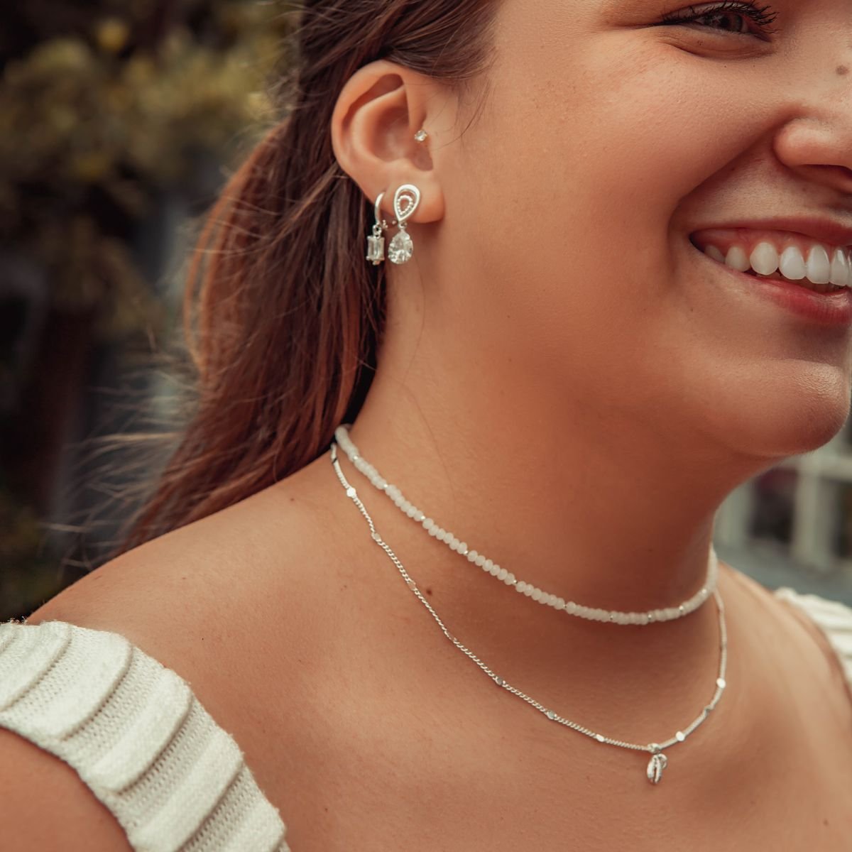 Argola de zircônia transparente com detalhe em zircônia branca folheada a prata