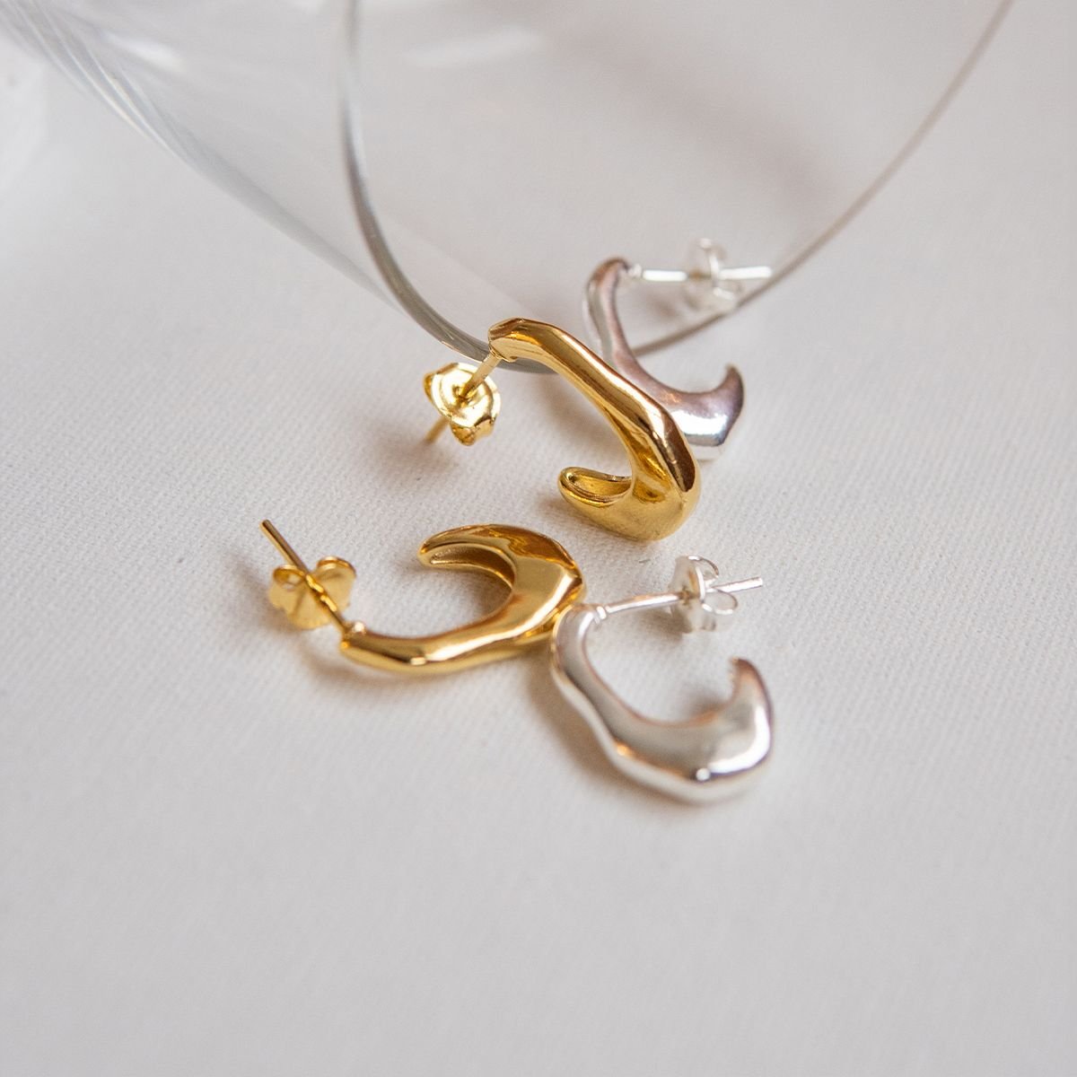 Argola detalhes orgânicos fina folheada a ouro 18k