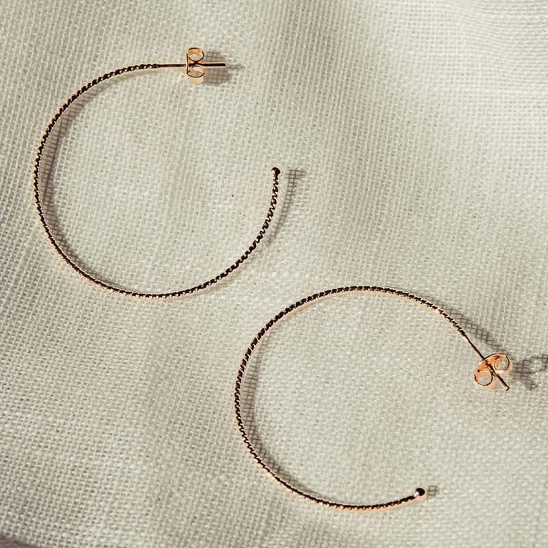 Argola diamantada folheada a ouro 18k
