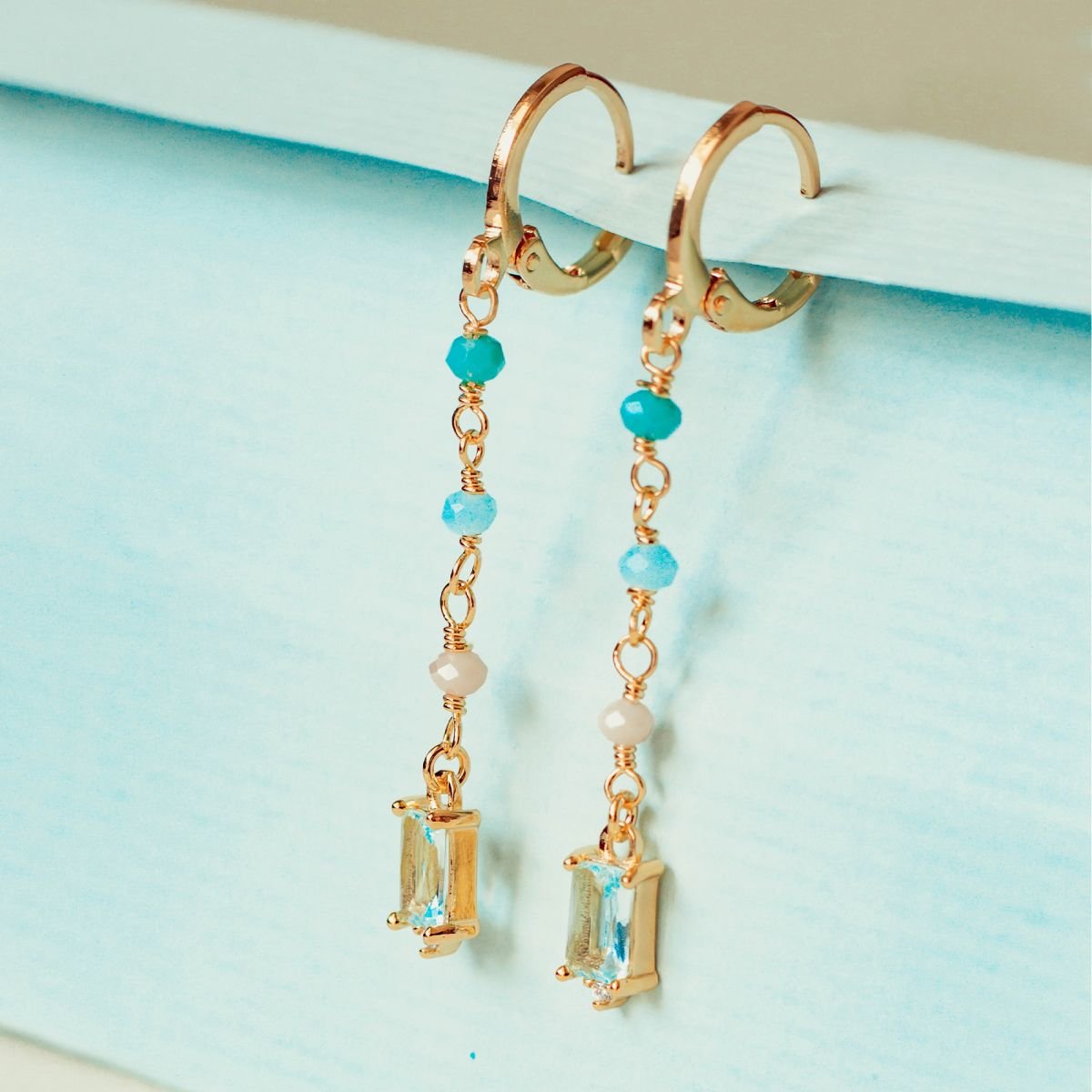 Argola fio de cristais com zircônia azul folheada a ouro 18k