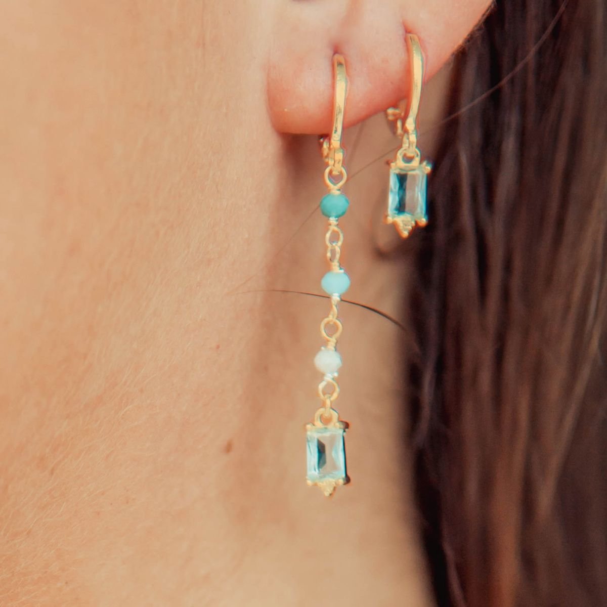 Argola fio de cristais com zircônia azul folheada a ouro 18k