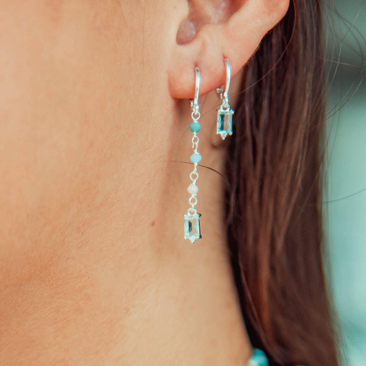 Argola fio de cristais com zircônia azul folheada a prata