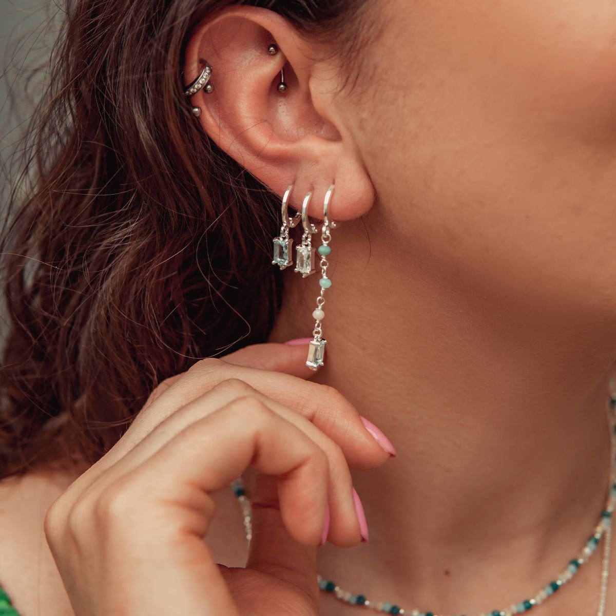 Argola fio de cristais com zircônia azul folheada a prata