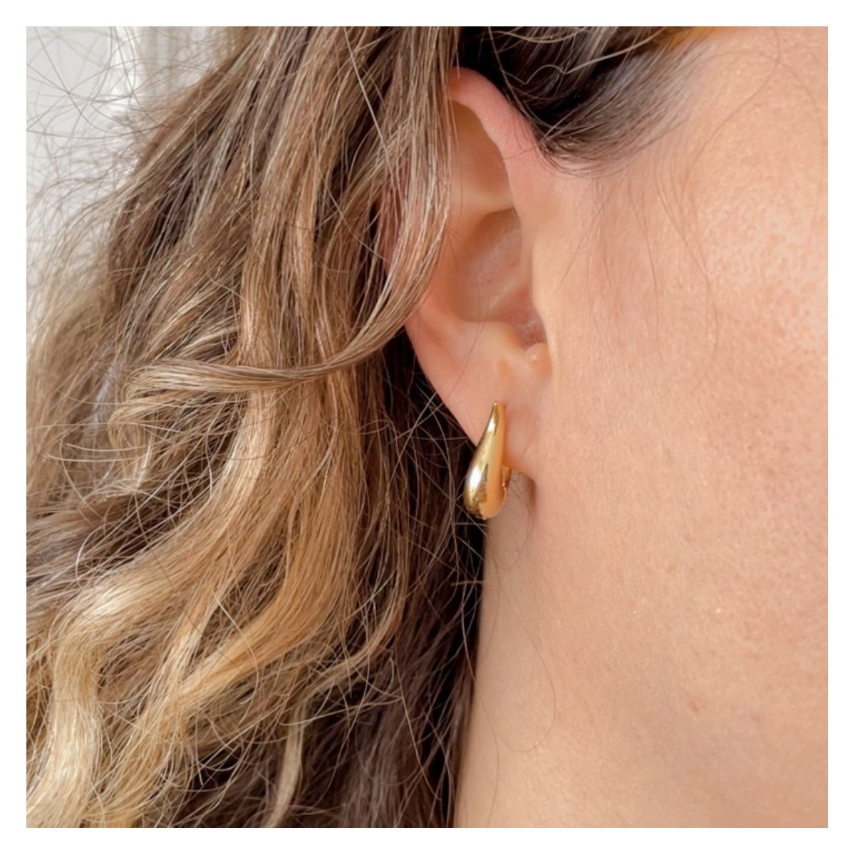 Argola gota com fechamento em clique folheada a ouro 18k