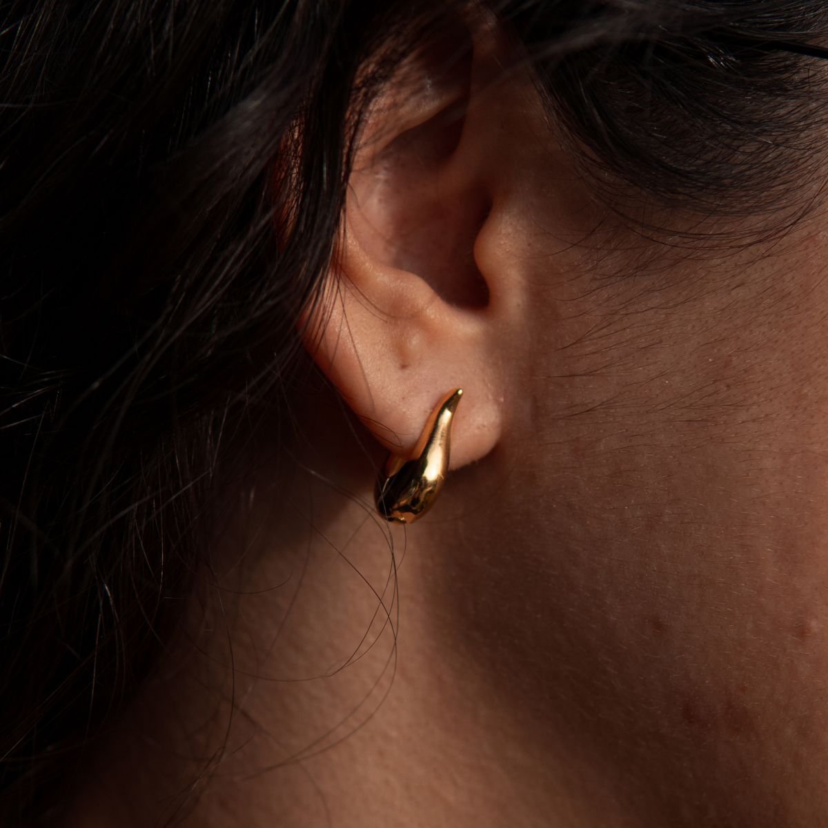 Argola gota com fechamento em clique folheada a ouro 18k