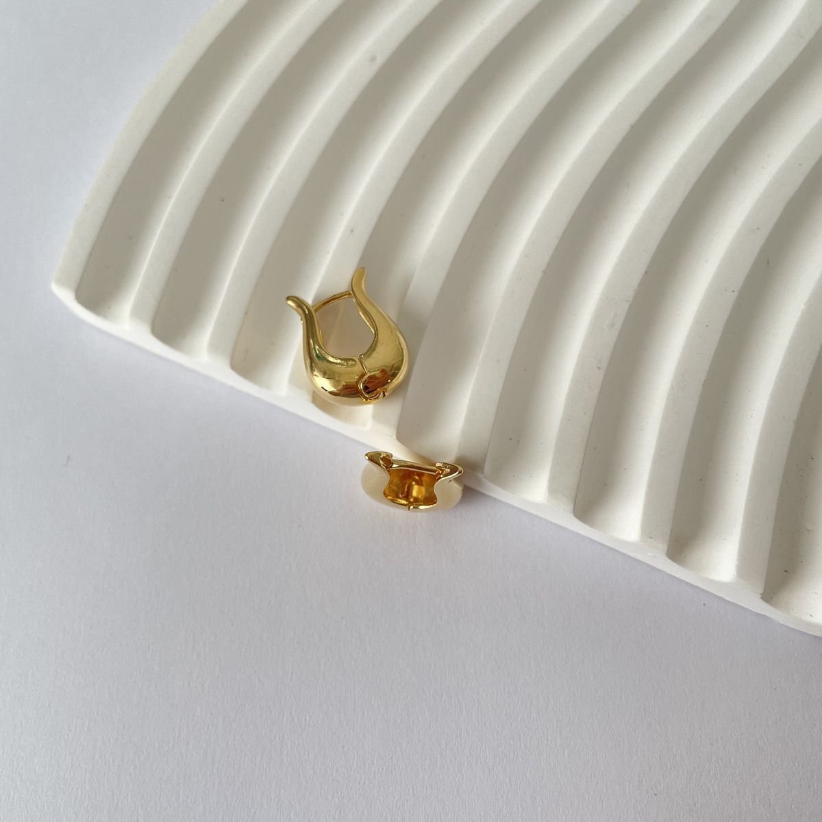 Argola gota com fechamento em clique folheada a ouro 18k