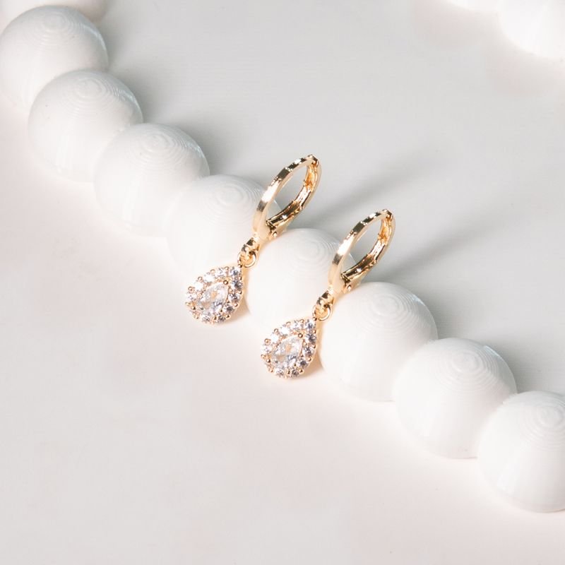 Argola Gota cravejada folheado a ouro 18k