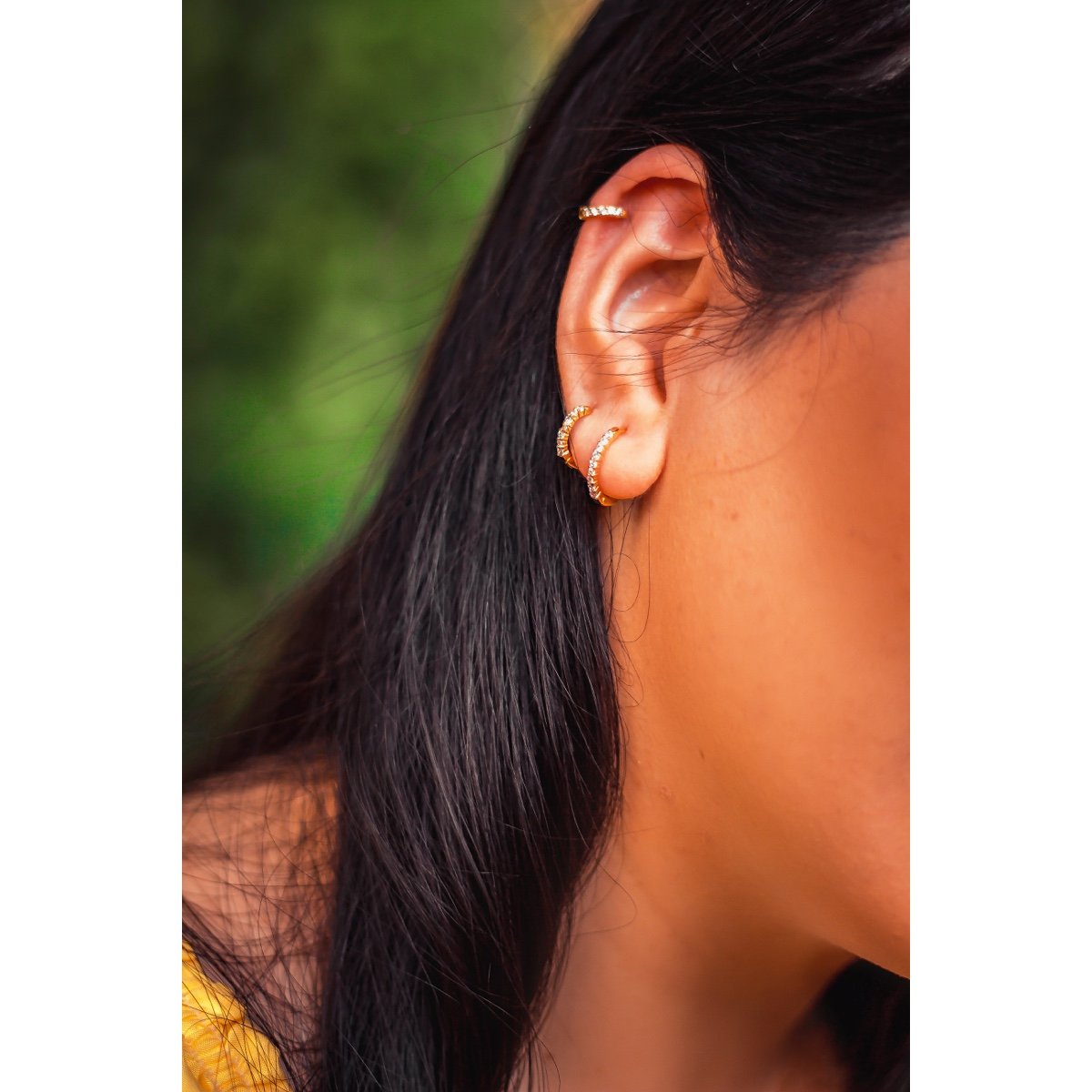 Argola grande cravejada de zircônias folheada a ouro 18k